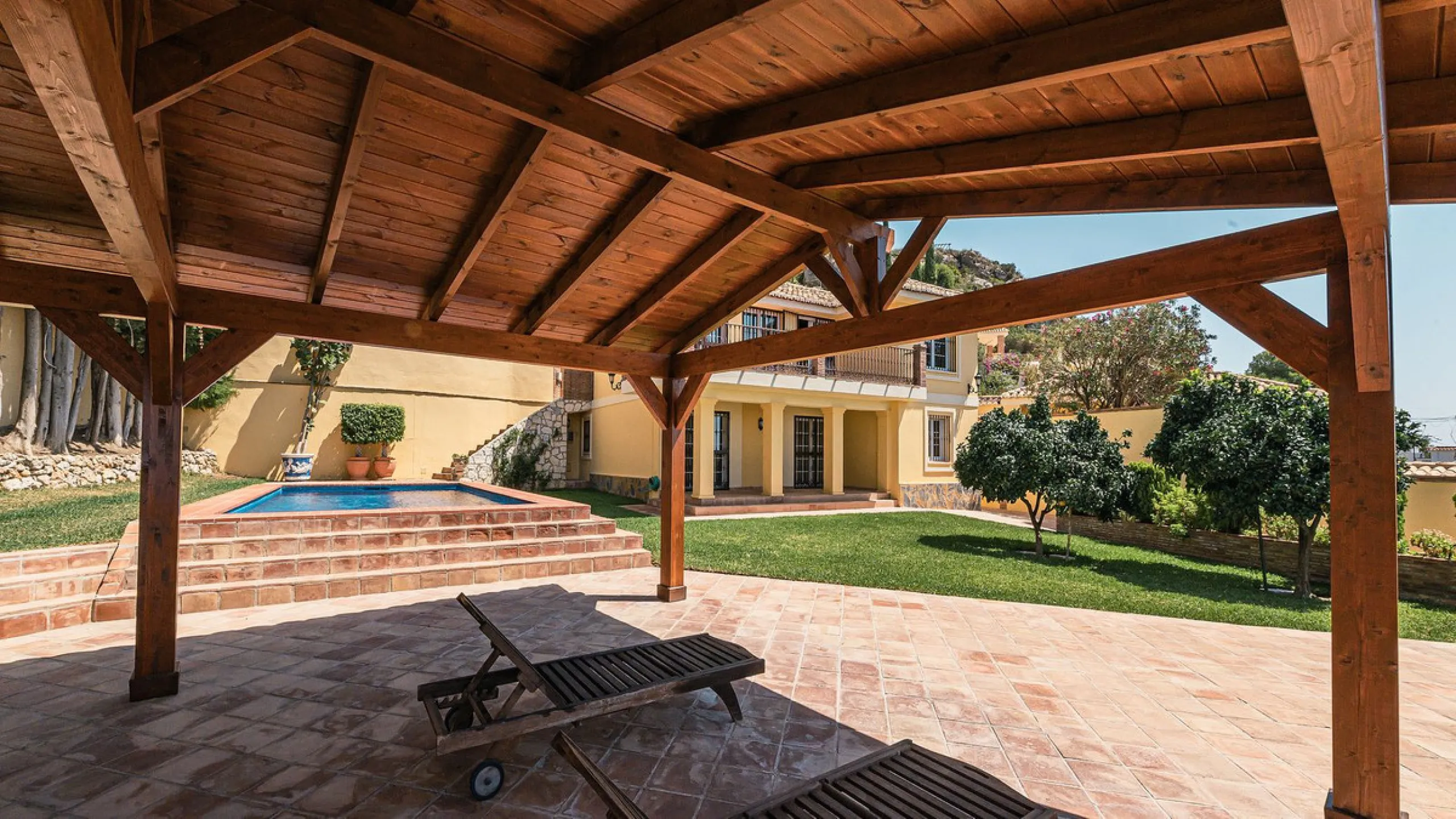 This stunning villa, situated in the distinguished area of Capellanía, Benalmádena, offers a genuine experience of luxury living on the Costa del Sol. Take the opportunity to become the owner of one of the most sought-after areas in the region.