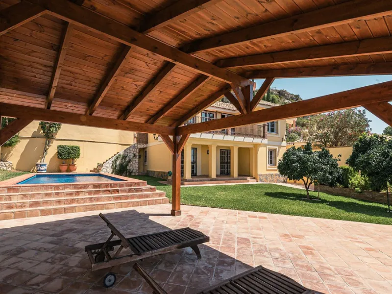 This stunning villa, situated in the distinguished area of Capellanía, Benalmádena, offers a genuine experience of luxury living on the Costa del Sol. Take the opportunity to become the owner of one of the most sought-after areas in the region.