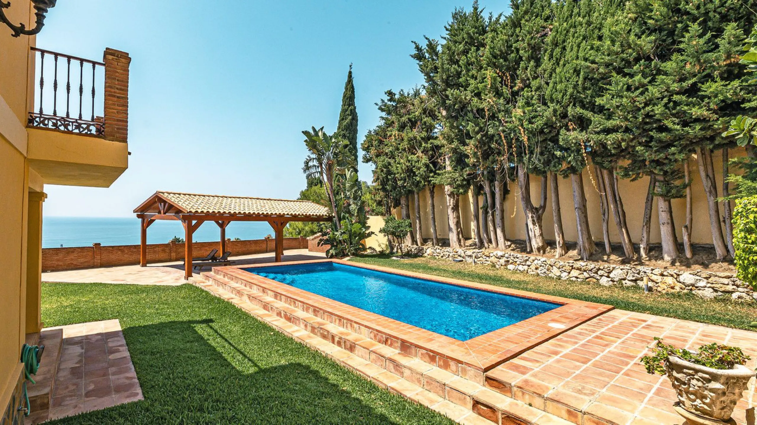 This stunning villa, situated in the distinguished area of Capellanía, Benalmádena, offers a genuine experience of luxury living on the Costa del Sol. Take the opportunity to become the owner of one of the most sought-after areas in the region.