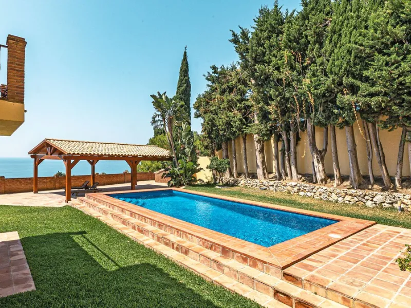 This stunning villa, situated in the distinguished area of Capellanía, Benalmádena, offers a genuine experience of luxury living on the Costa del Sol. Take the opportunity to become the owner of one of the most sought-after areas in the region.
