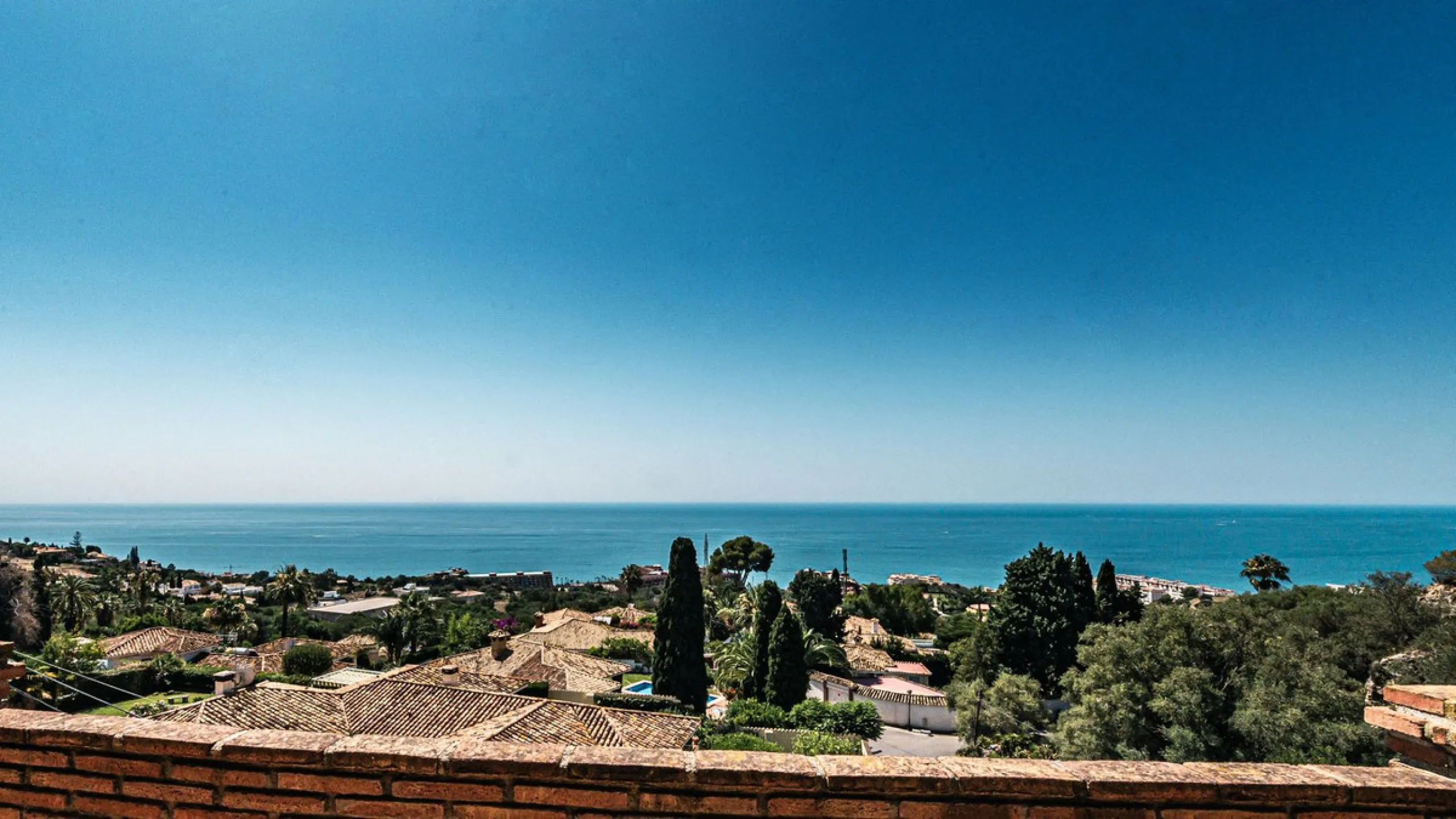 This stunning villa, situated in the distinguished area of Capellanía, Benalmádena, offers a genuine experience of luxury living on the Costa del Sol. Take the opportunity to become the owner of one of the most sought-after areas in the region.