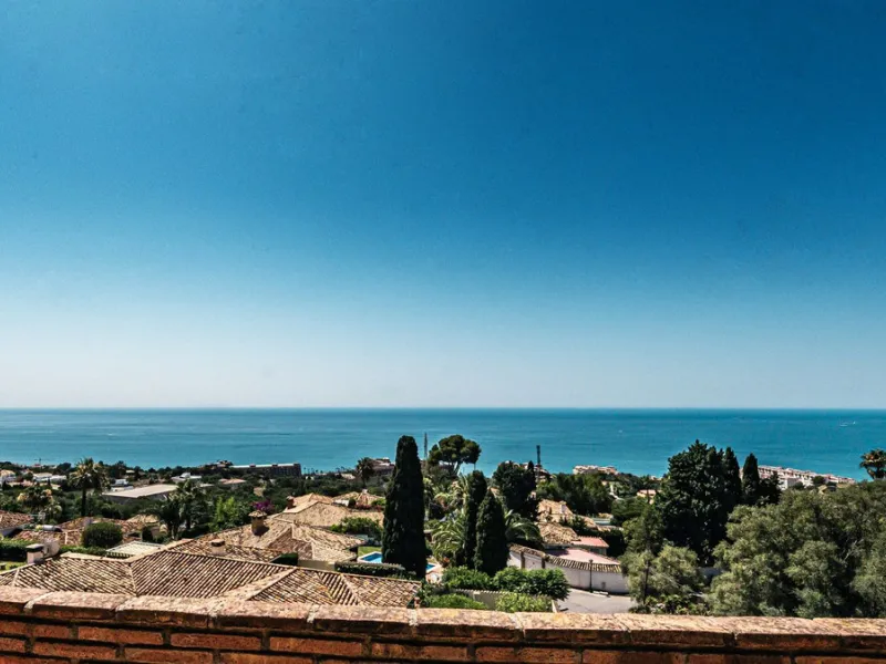 This stunning villa, situated in the distinguished area of Capellanía, Benalmádena, offers a genuine experience of luxury living on the Costa del Sol. Take the opportunity to become the owner of one of the most sought-after areas in the region.