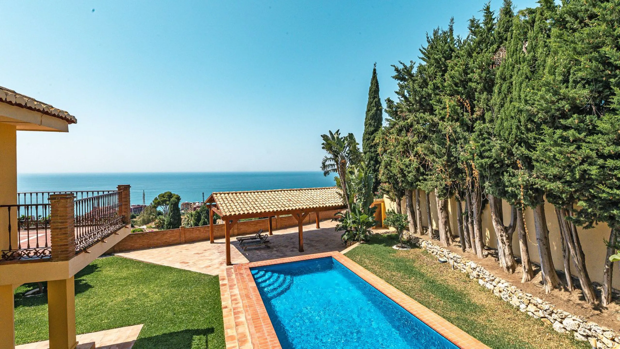 This stunning villa, situated in the distinguished area of Capellanía, Benalmádena, offers a genuine experience of luxury living on the Costa del Sol. Take the opportunity to become the owner of one of the most sought-after areas in the region.