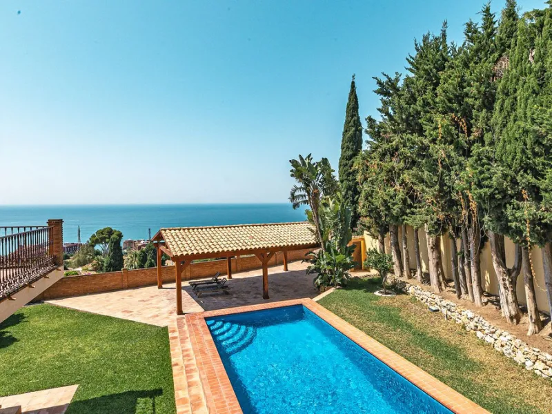 This stunning villa, situated in the distinguished area of Capellanía, Benalmádena, offers a genuine experience of luxury living on the Costa del Sol. Take the opportunity to become the owner of one of the most sought-after areas in the region.