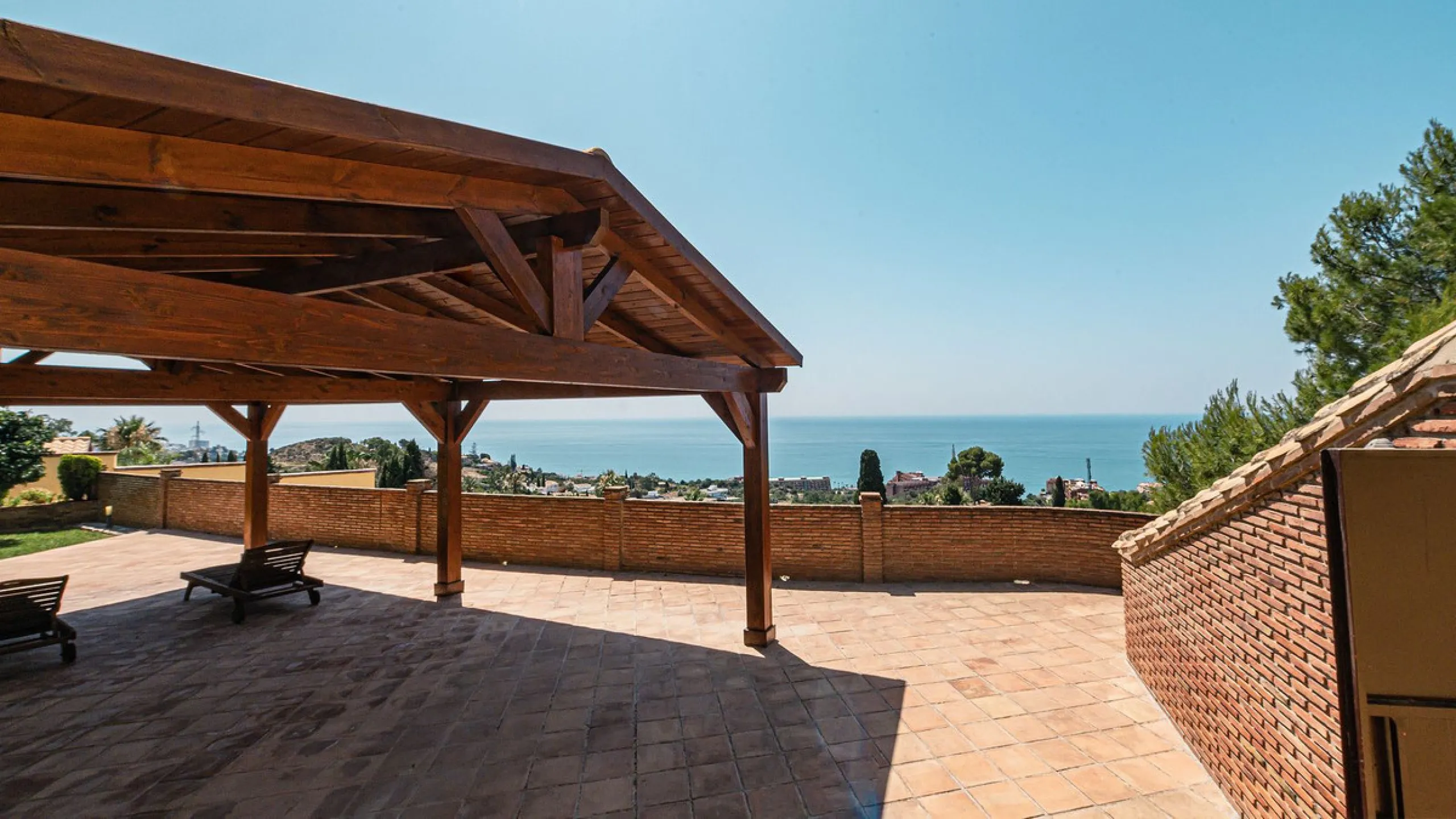 This stunning villa, situated in the distinguished area of Capellanía, Benalmádena, offers a genuine experience of luxury living on the Costa del Sol. Take the opportunity to become the owner of one of the most sought-after areas in the region.