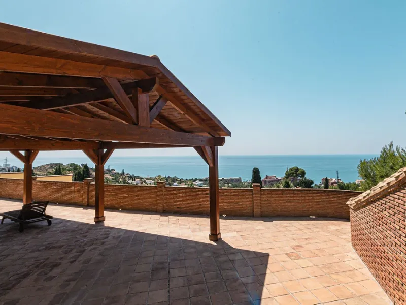 This stunning villa, situated in the distinguished area of Capellanía, Benalmádena, offers a genuine experience of luxury living on the Costa del Sol. Take the opportunity to become the owner of one of the most sought-after areas in the region.