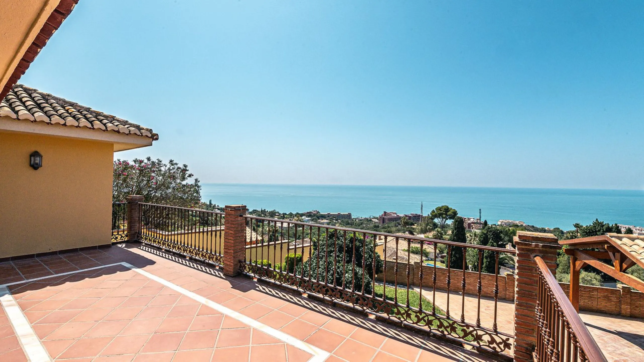 This stunning villa, situated in the distinguished area of Capellanía, Benalmádena, offers a genuine experience of luxury living on the Costa del Sol. Take the opportunity to become the owner of one of the most sought-after areas in the region.