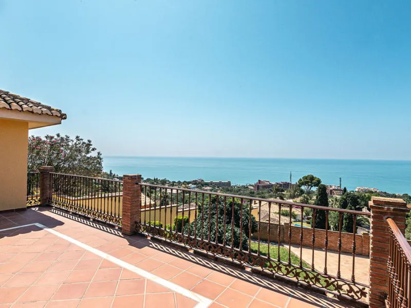 This stunning villa, situated in the distinguished area of Capellanía, Benalmádena, offers a genuine experience of luxury living on the Costa del Sol. Take the opportunity to become the owner of one of the most sought-after areas in the region.