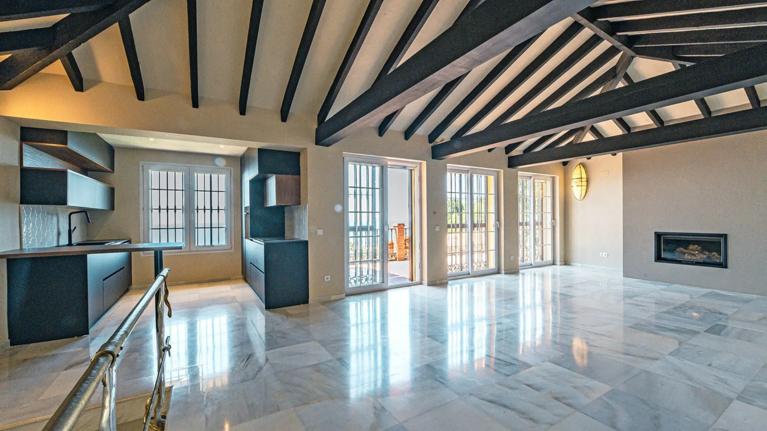 This stunning villa, situated in the distinguished area of Capellanía, Benalmádena, offers a genuine experience of luxury living on the Costa del Sol. Take the opportunity to become the owner of one of the most sought-after areas in the region.