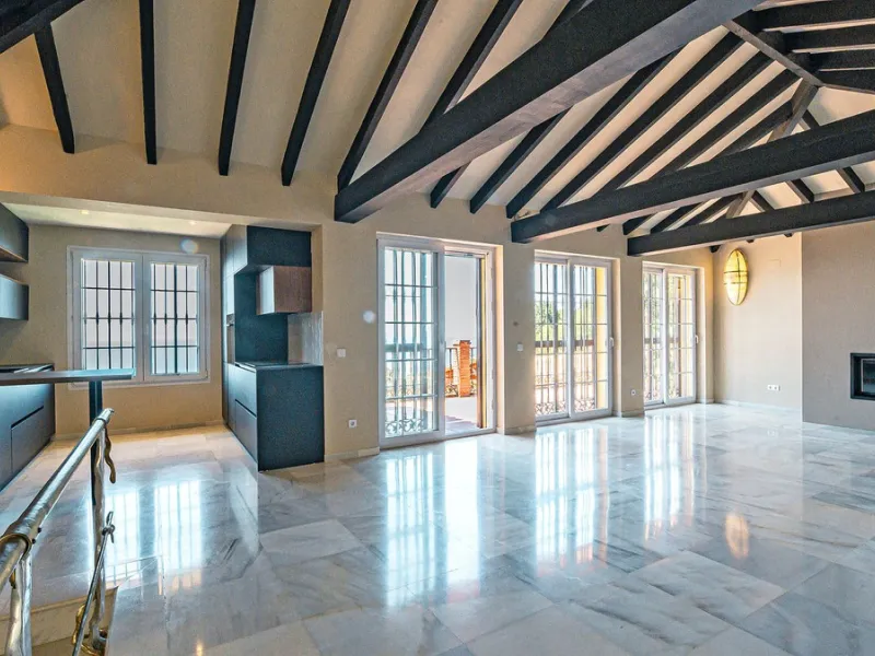 This stunning villa, situated in the distinguished area of Capellanía, Benalmádena, offers a genuine experience of luxury living on the Costa del Sol. Take the opportunity to become the owner of one of the most sought-after areas in the region.