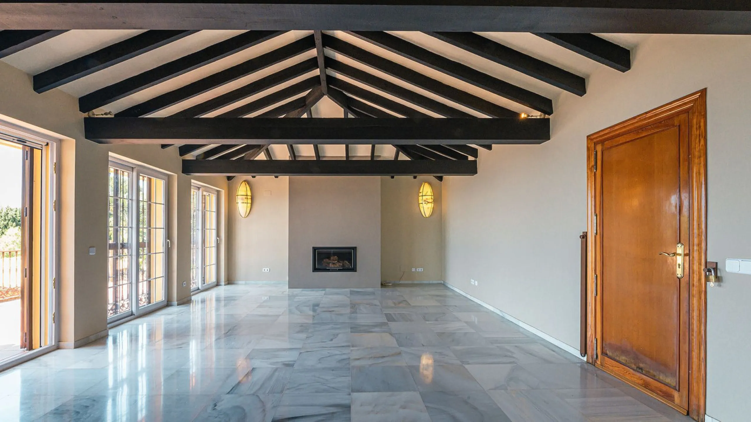 This stunning villa, situated in the distinguished area of Capellanía, Benalmádena, offers a genuine experience of luxury living on the Costa del Sol. Take the opportunity to become the owner of one of the most sought-after areas in the region.