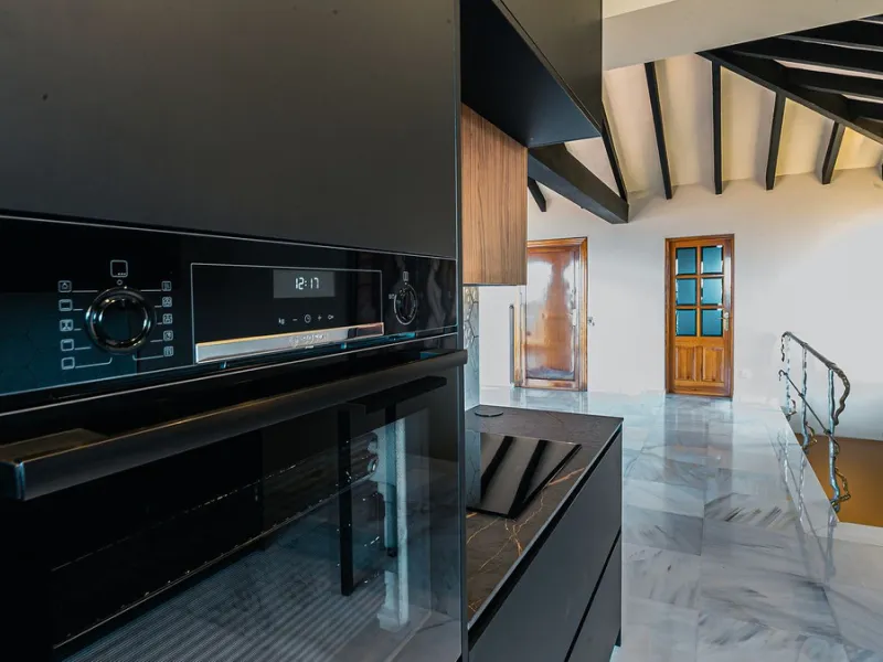 This stunning villa, situated in the distinguished area of Capellanía, Benalmádena, offers a genuine experience of luxury living on the Costa del Sol. Take the opportunity to become the owner of one of the most sought-after areas in the region.