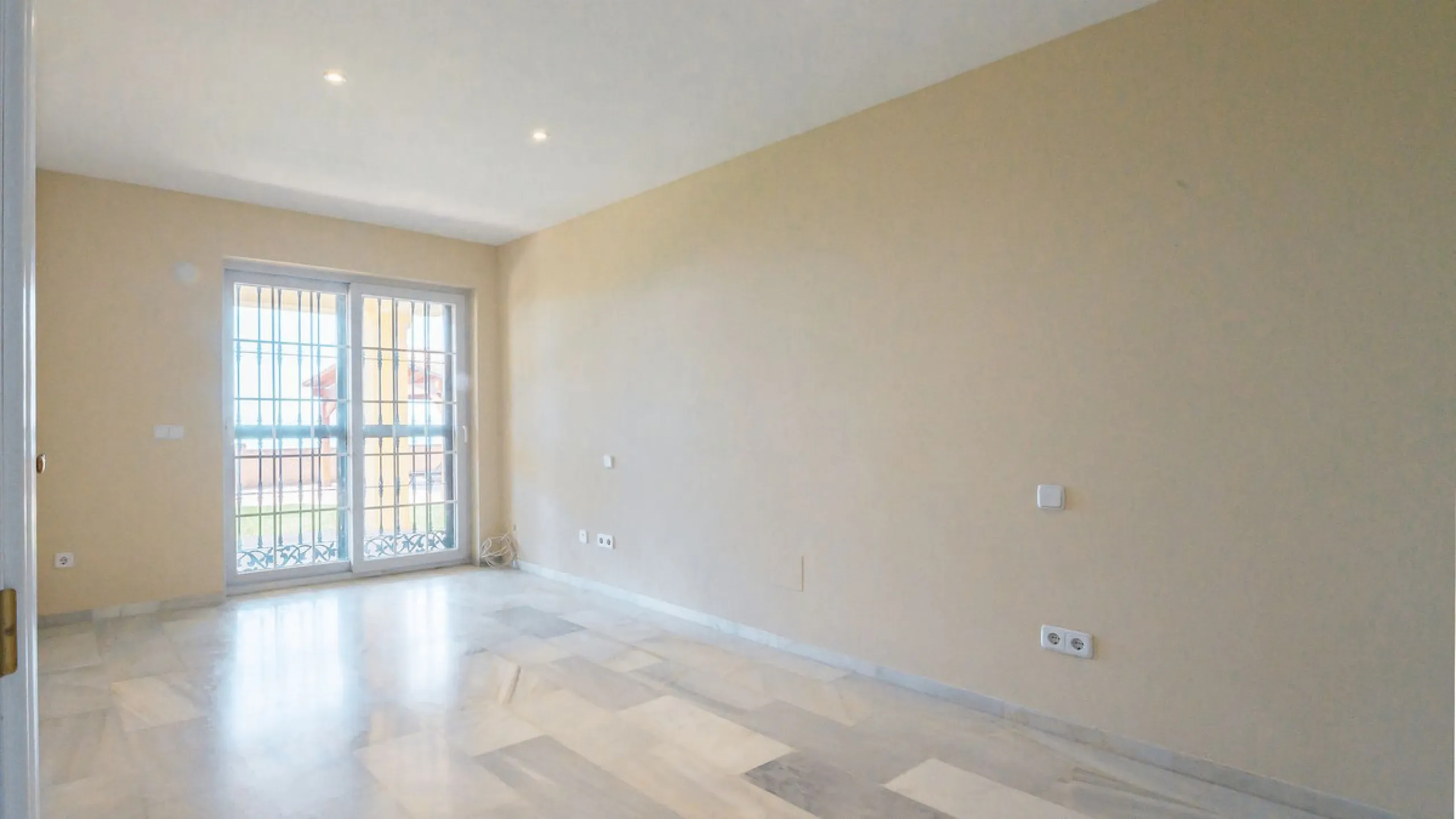 This stunning villa, situated in the distinguished area of Capellanía, Benalmádena, offers a genuine experience of luxury living on the Costa del Sol. Take the opportunity to become the owner of one of the most sought-after areas in the region.