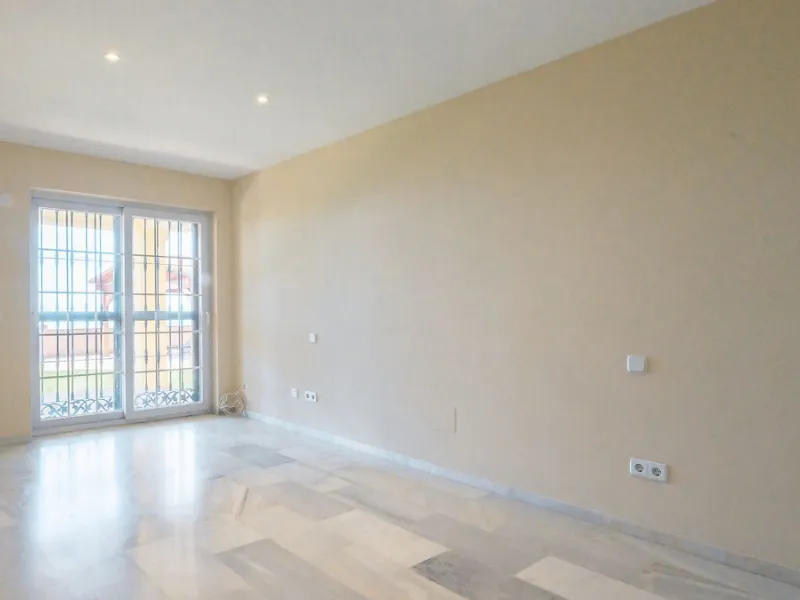 This stunning villa, situated in the distinguished area of Capellanía, Benalmádena, offers a genuine experience of luxury living on the Costa del Sol. Take the opportunity to become the owner of one of the most sought-after areas in the region.