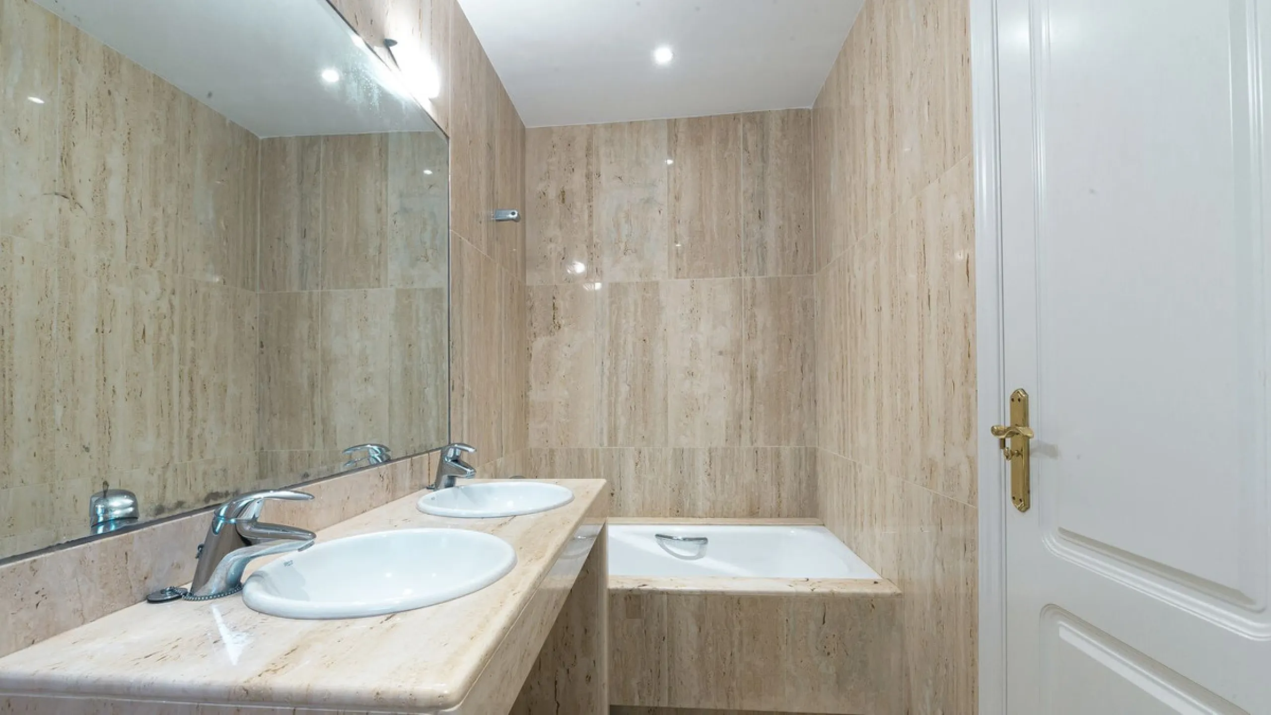 This stunning villa, situated in the distinguished area of Capellanía, Benalmádena, offers a genuine experience of luxury living on the Costa del Sol. Take the opportunity to become the owner of one of the most sought-after areas in the region.