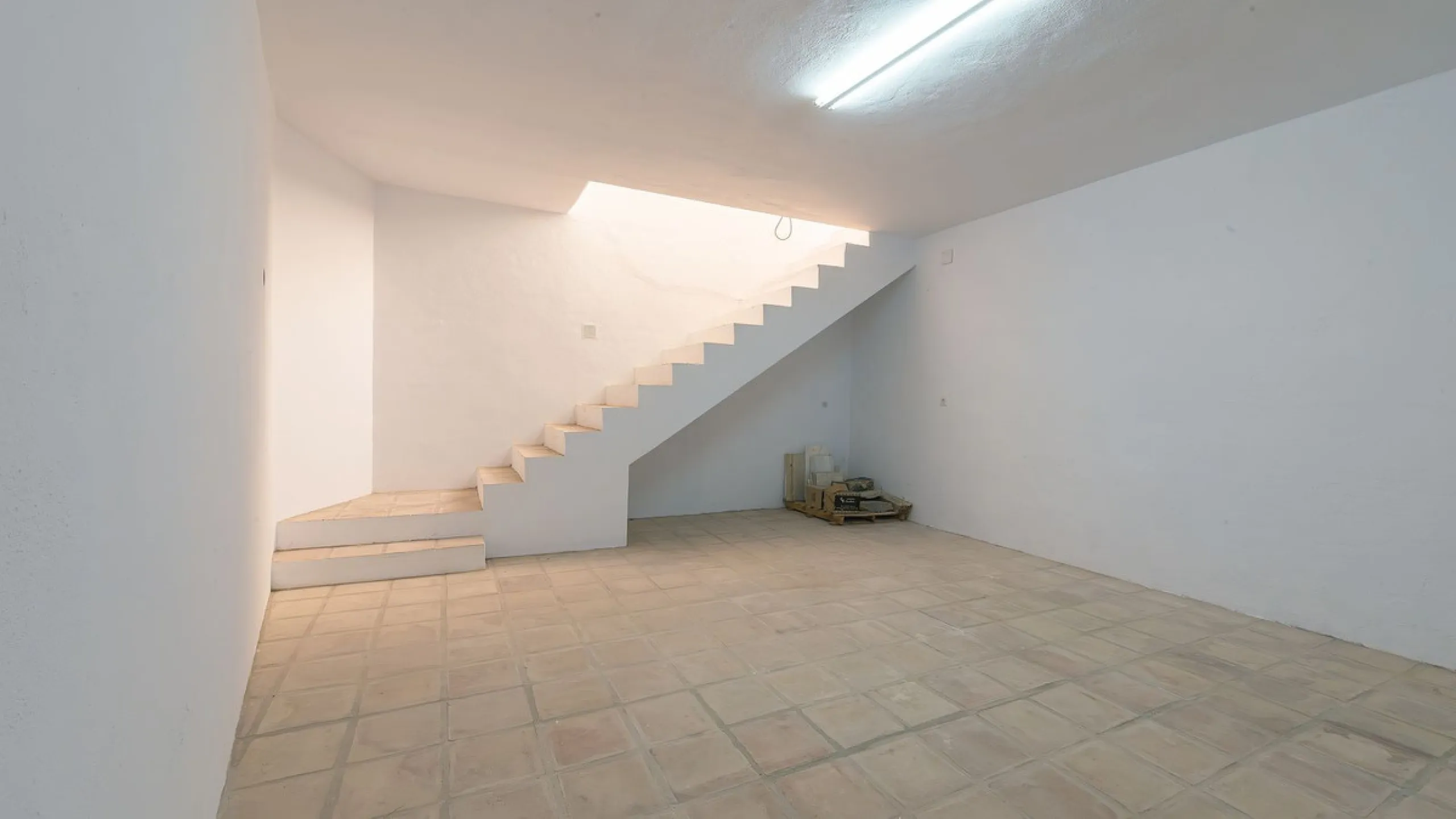 This stunning villa, situated in the distinguished area of Capellanía, Benalmádena, offers a genuine experience of luxury living on the Costa del Sol. Take the opportunity to become the owner of one of the most sought-after areas in the region.