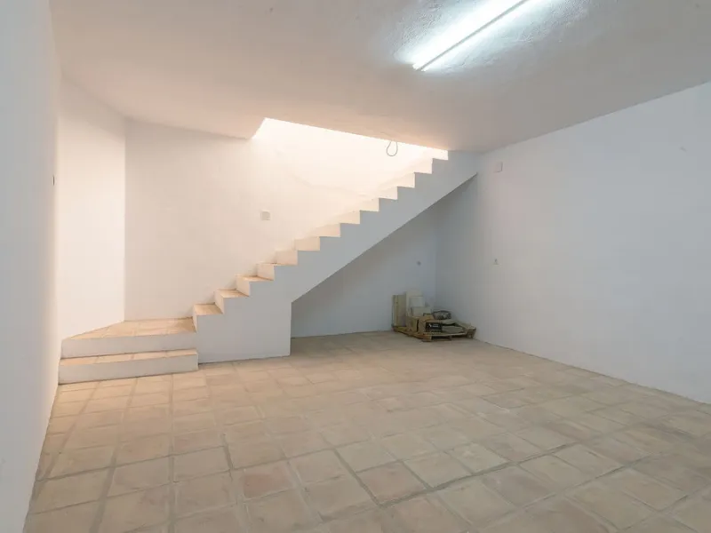 This stunning villa, situated in the distinguished area of Capellanía, Benalmádena, offers a genuine experience of luxury living on the Costa del Sol. Take the opportunity to become the owner of one of the most sought-after areas in the region.