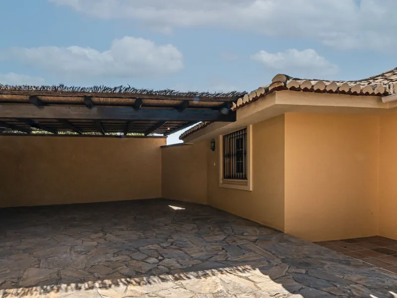 This stunning villa, situated in the distinguished area of Capellanía, Benalmádena, offers a genuine experience of luxury living on the Costa del Sol. Take the opportunity to become the owner of one of the most sought-after areas in the region.
