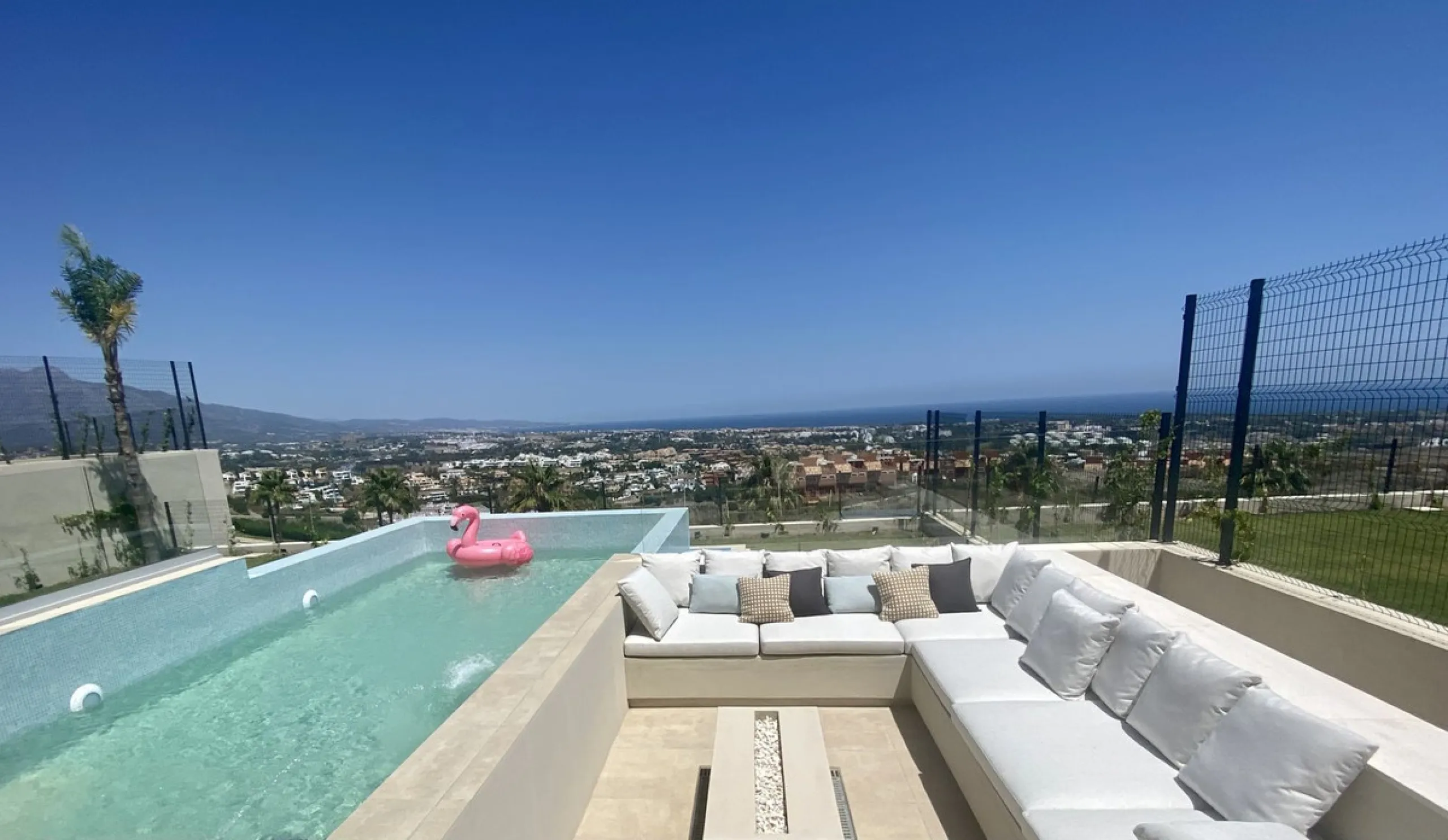 House - Detached Villa в продаже в Benahavís, Málaga. В доме 5 спален и 5 ванных комнат. Площадь дома 500 м². Площадь участка 756 м²