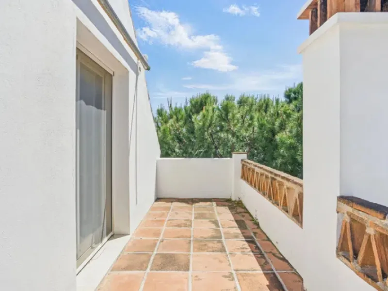 Im Herzen von Nueva Andalucía, nur 5 Autominuten von Puerto Banús und den Stränden entfernt, befindet sich dieses geräumige Penthouse mit vier Schlafzimmern in der begehrten Wohnanlage Los Pinos de Aloha