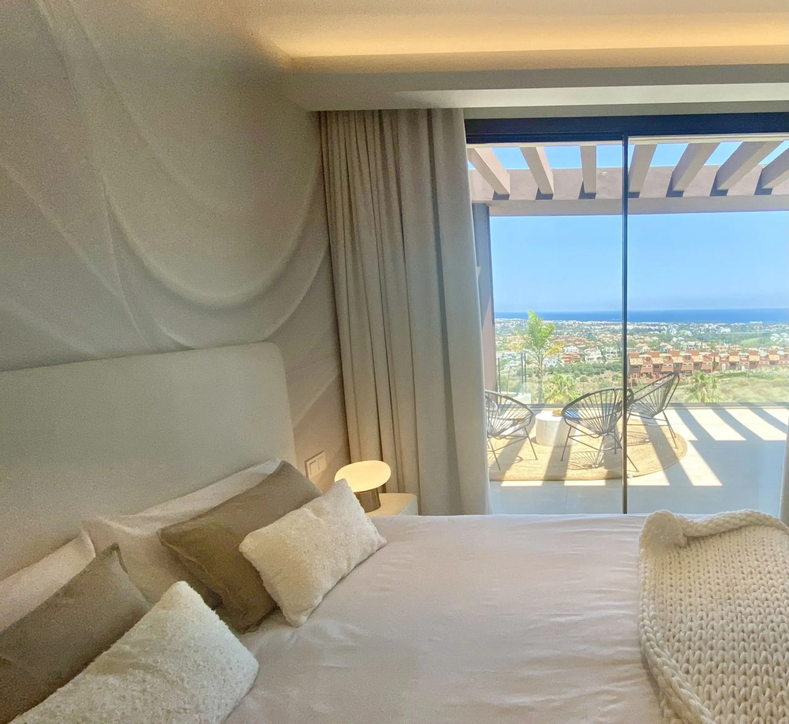 House - Detached Villa в продаже в Benahavís, Málaga. В доме 5 спален и 5 ванных комнат. Площадь дома 500 м². Площадь участка 756 м²