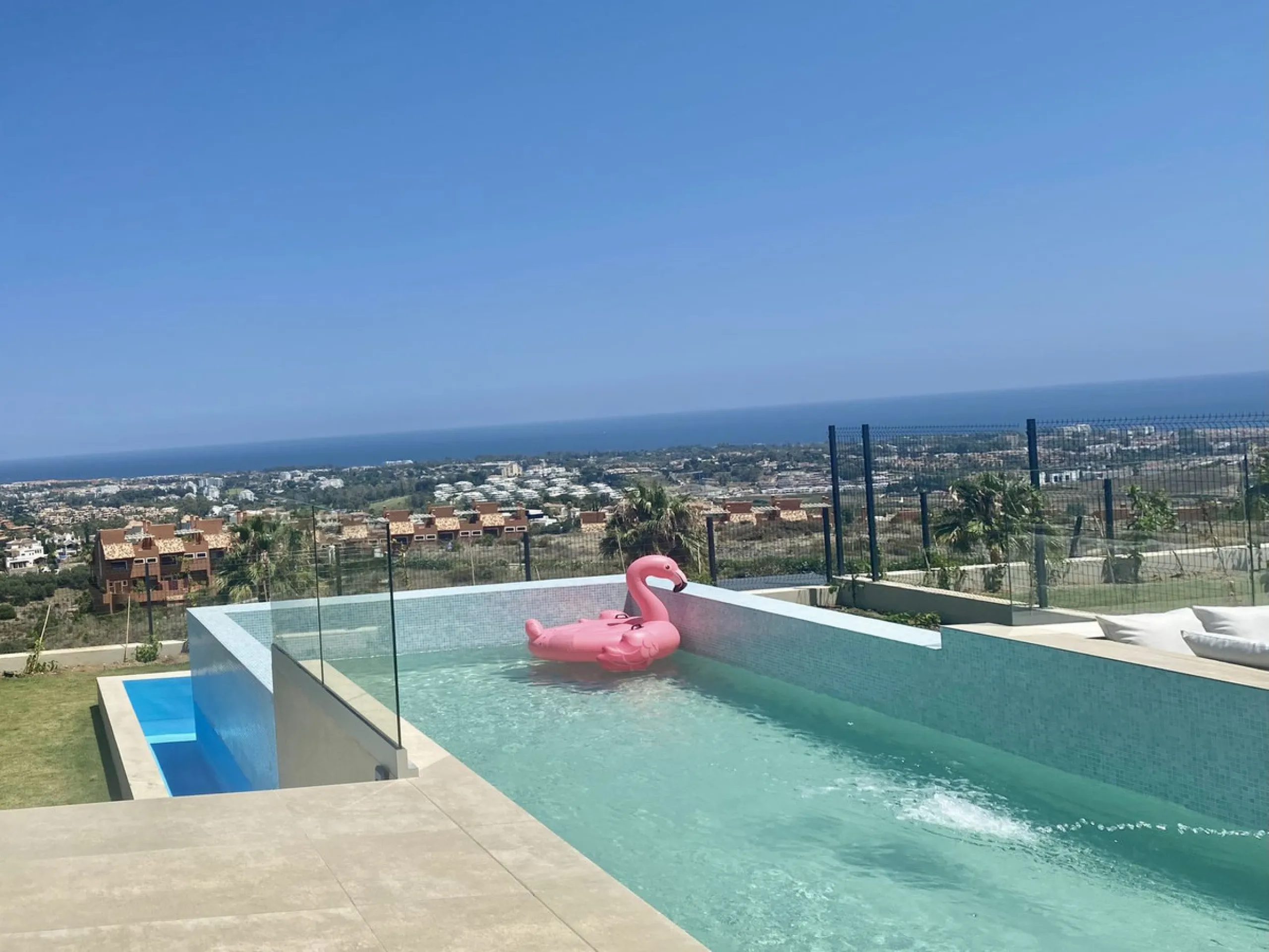House - Detached Villa в продаже в Benahavís, Málaga. В доме 5 спален и 5 ванных комнат. Площадь дома 500 м². Площадь участка 756 м²