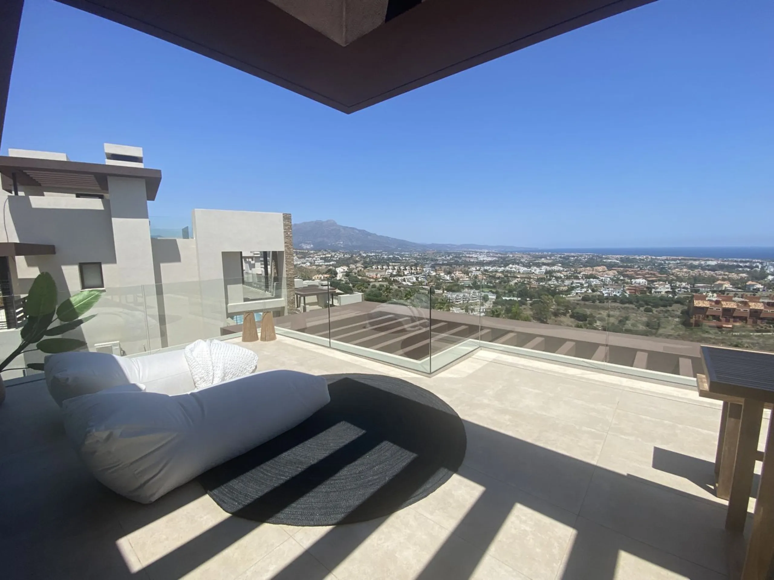 House - Detached Villa в продаже в Benahavís, Málaga. В доме 5 спален и 5 ванных комнат. Площадь дома 500 м². Площадь участка 756 м²