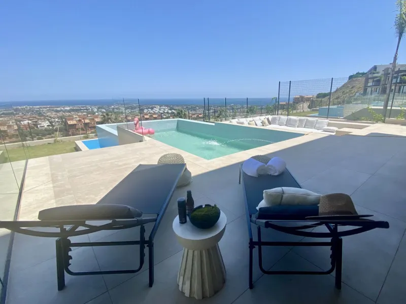 House - Detached Villa в продаже в Benahavís, Málaga. В доме 5 спален и 5 ванных комнат. Площадь дома 500 м². Площадь участка 756 м²
