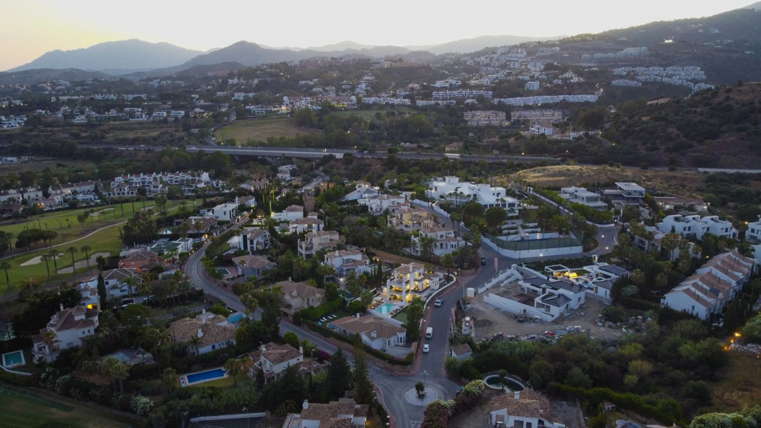 Settled in a small gated community, with views over the golf, this property surely is a gem.
