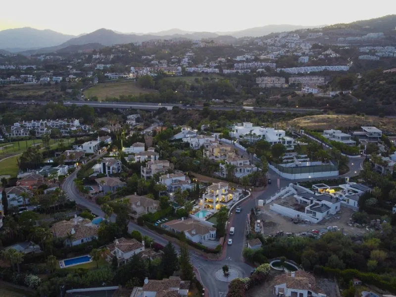 Settled in a small gated community, with views over the golf, this property surely is a gem.