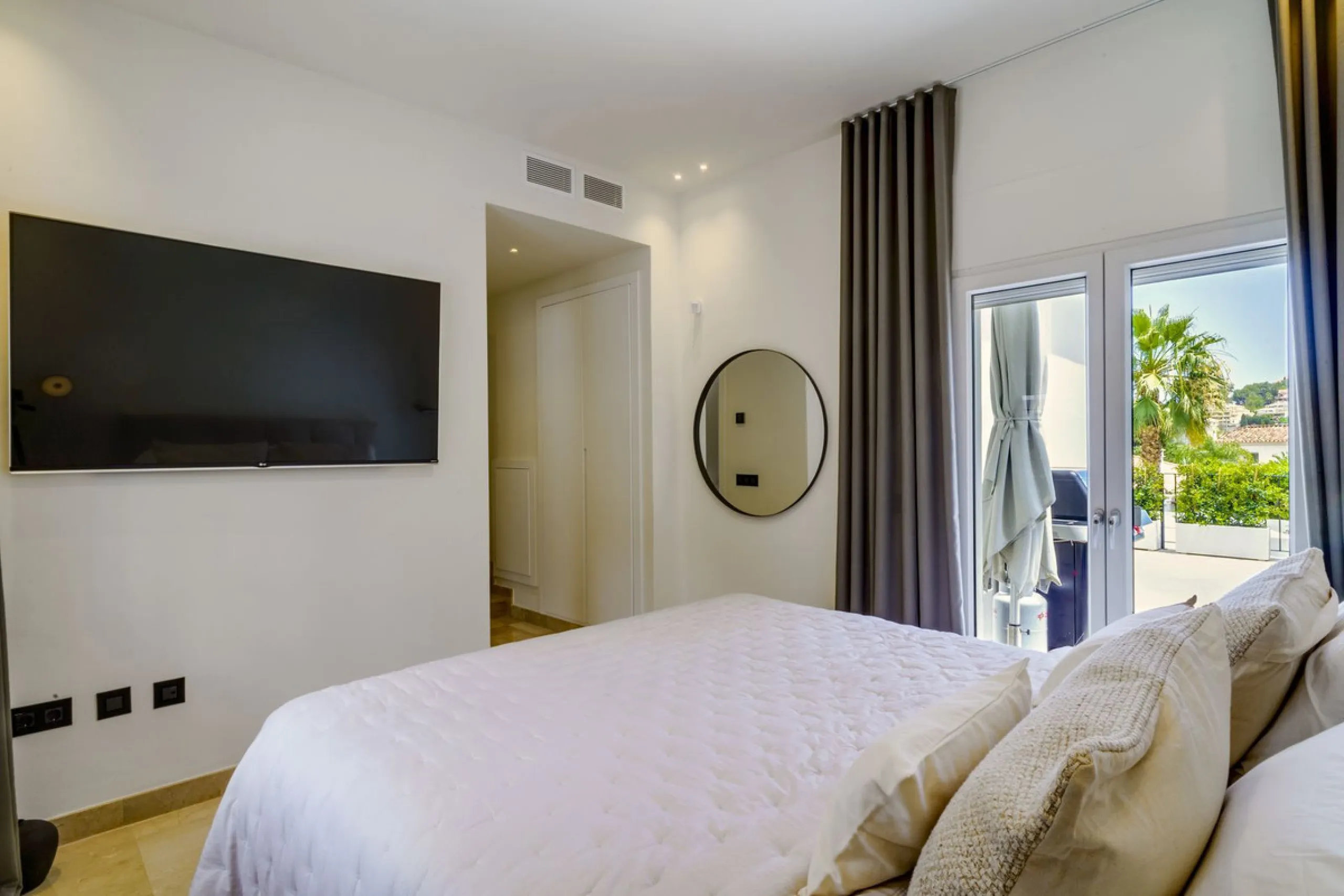Settled in a small gated community, with views over the golf, this property surely is a gem.
