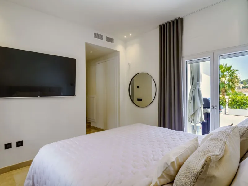Settled in a small gated community, with views over the golf, this property surely is a gem.