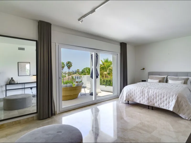 Settled in a small gated community, with views over the golf, this property surely is a gem.
