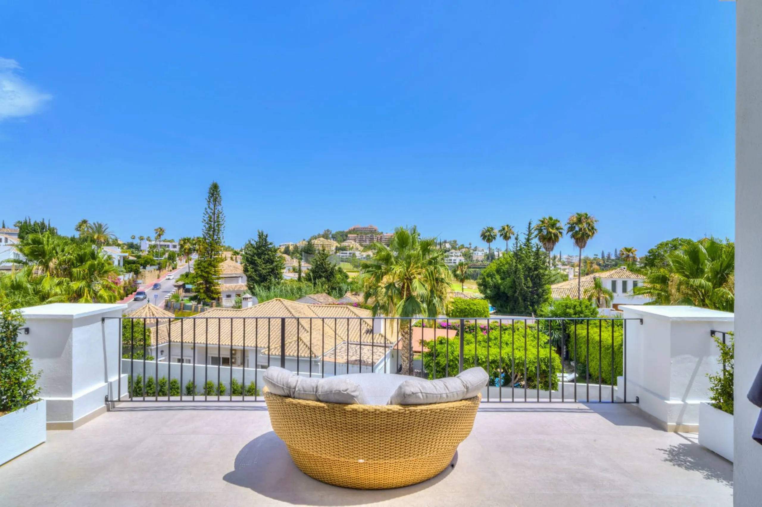 Settled in a small gated community, with views over the golf, this property surely is a gem.