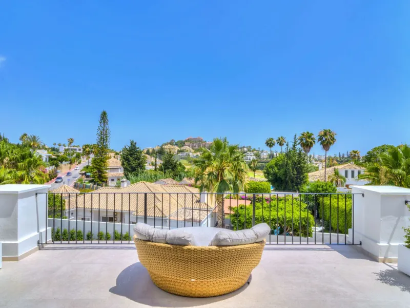 Settled in a small gated community, with views over the golf, this property surely is a gem.