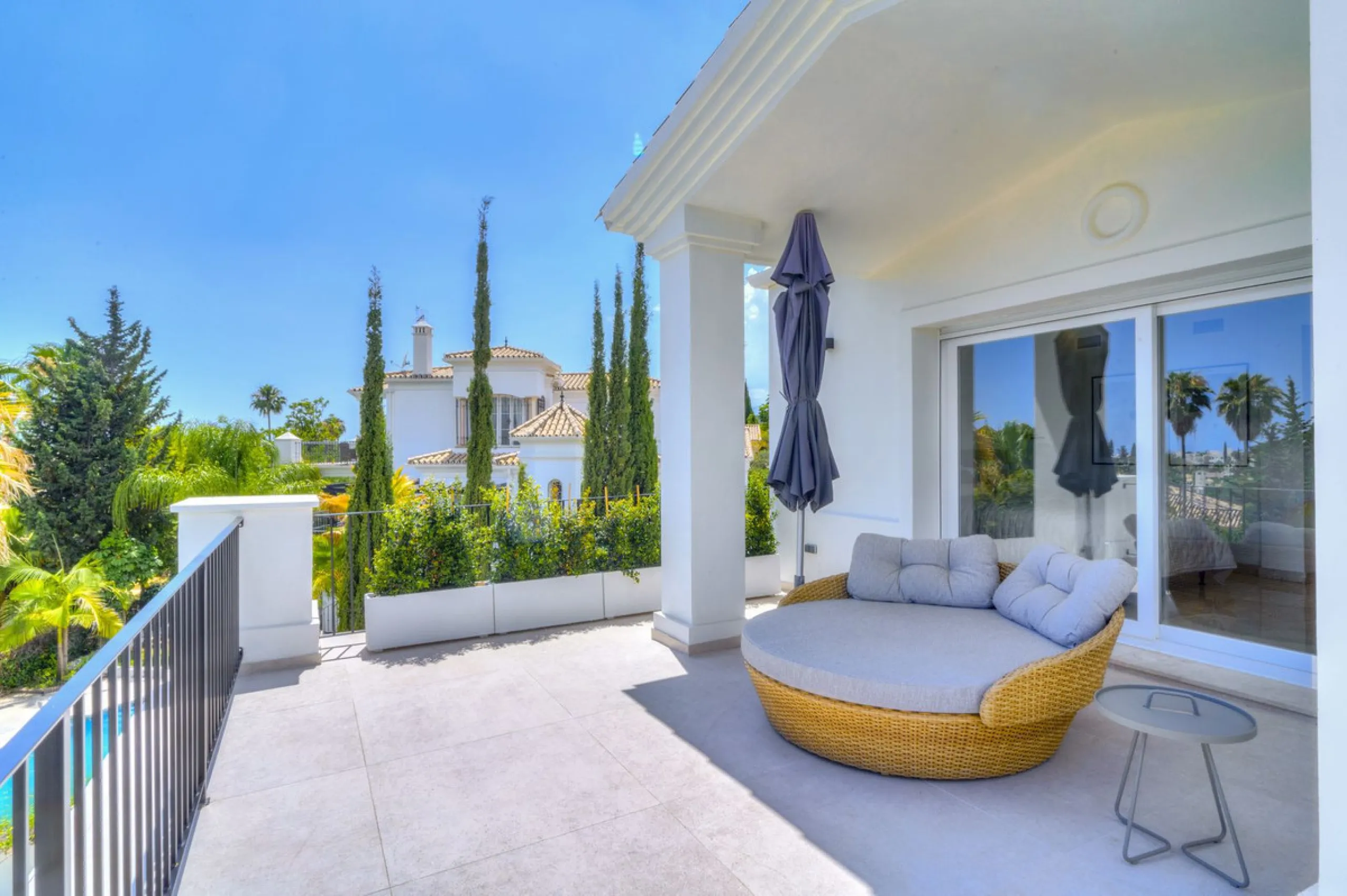 Settled in a small gated community, with views over the golf, this property surely is a gem.