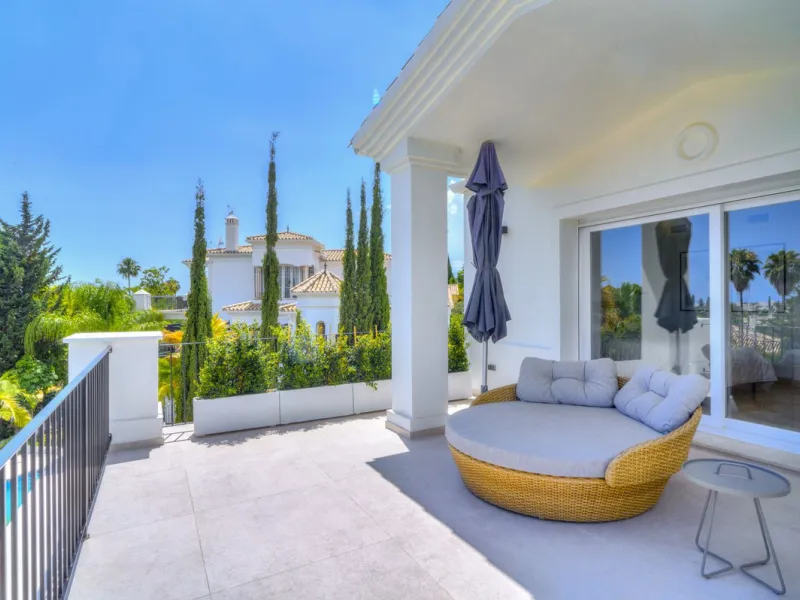 Settled in a small gated community, with views over the golf, this property surely is a gem.