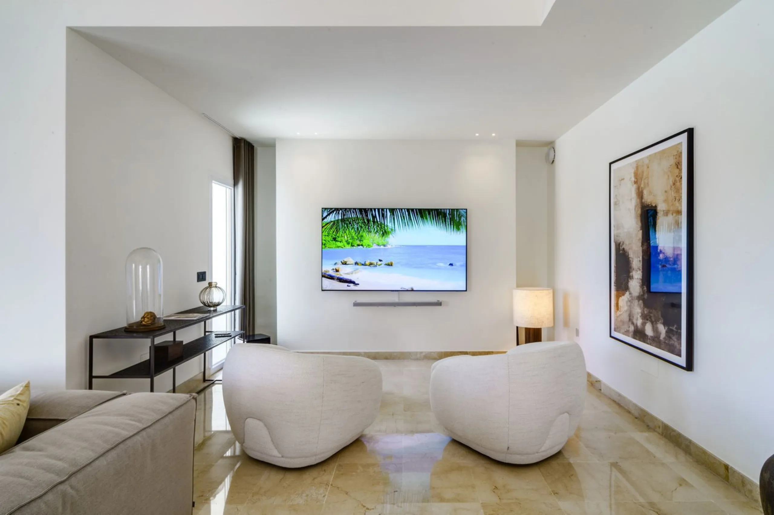 Settled in a small gated community, with views over the golf, this property surely is a gem.