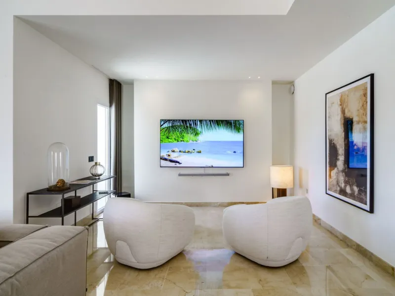 Settled in a small gated community, with views over the golf, this property surely is a gem.
