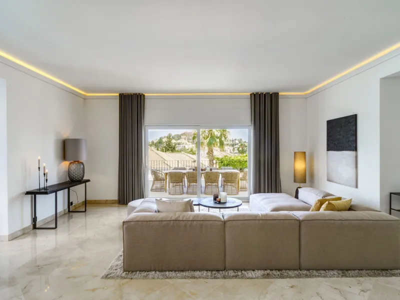 Settled in a small gated community, with views over the golf, this property surely is a gem.