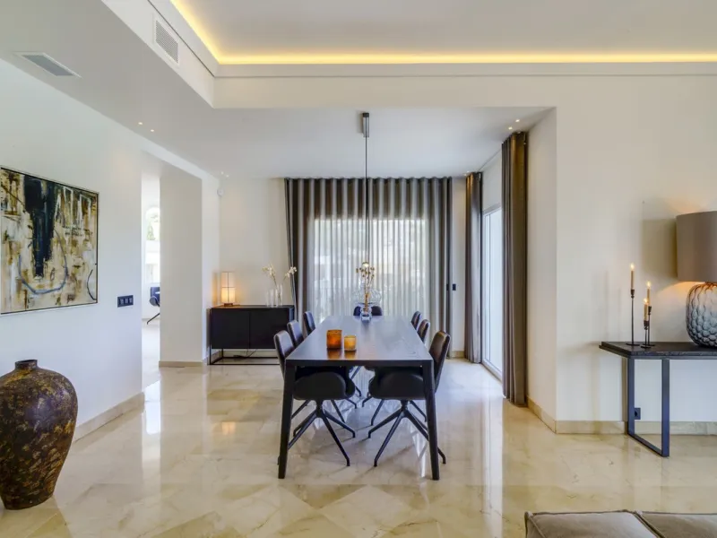 Settled in a small gated community, with views over the golf, this property surely is a gem.
