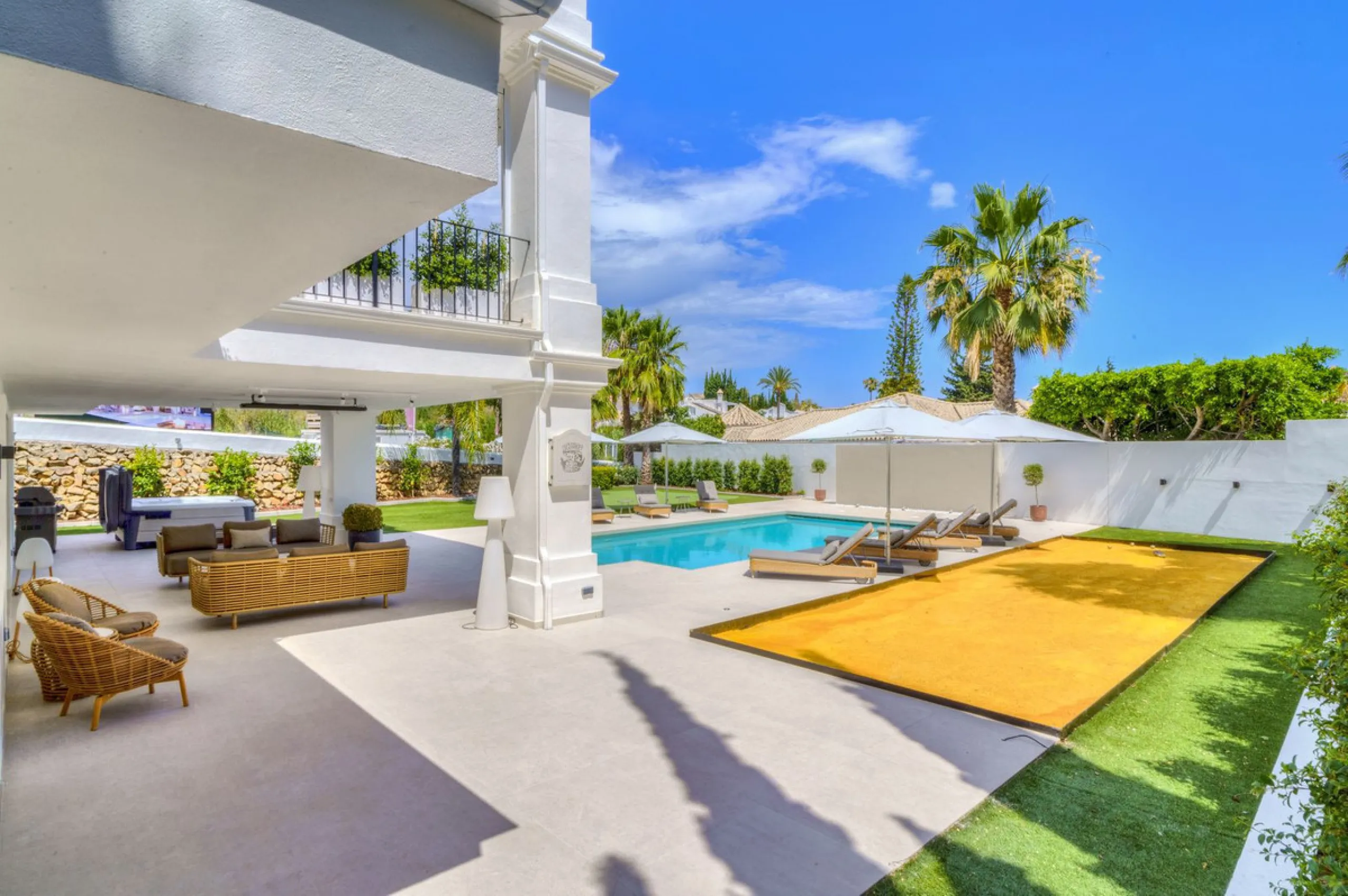 Settled in a small gated community, with views over the golf, this property surely is a gem.