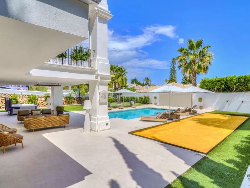 Settled in a small gated community, with views over the golf, this property surely is a gem.