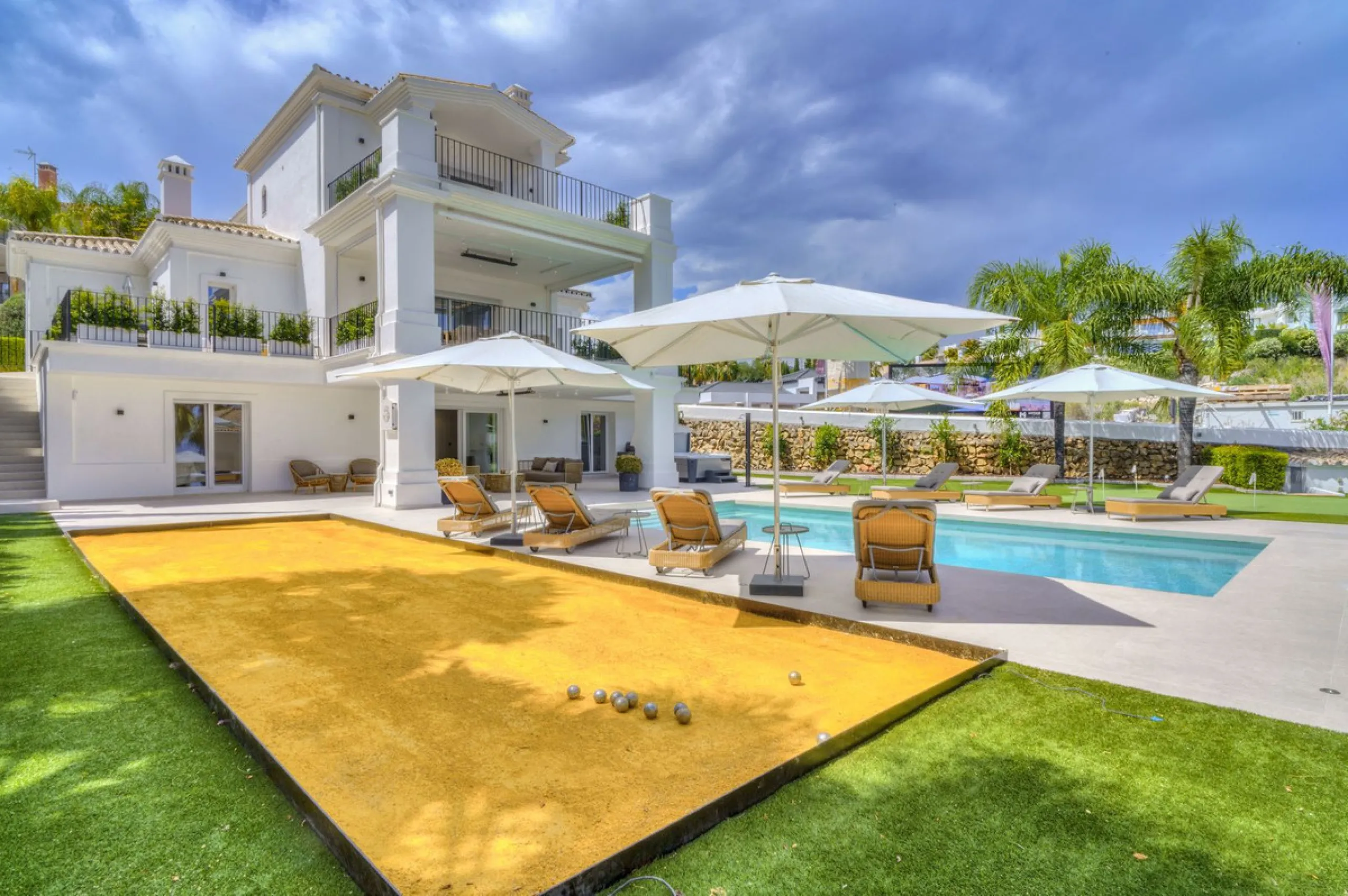 Settled in a small gated community, with views over the golf, this property surely is a gem.