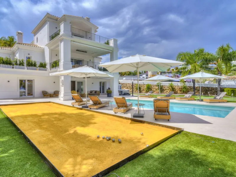 Settled in a small gated community, with views over the golf, this property surely is a gem.