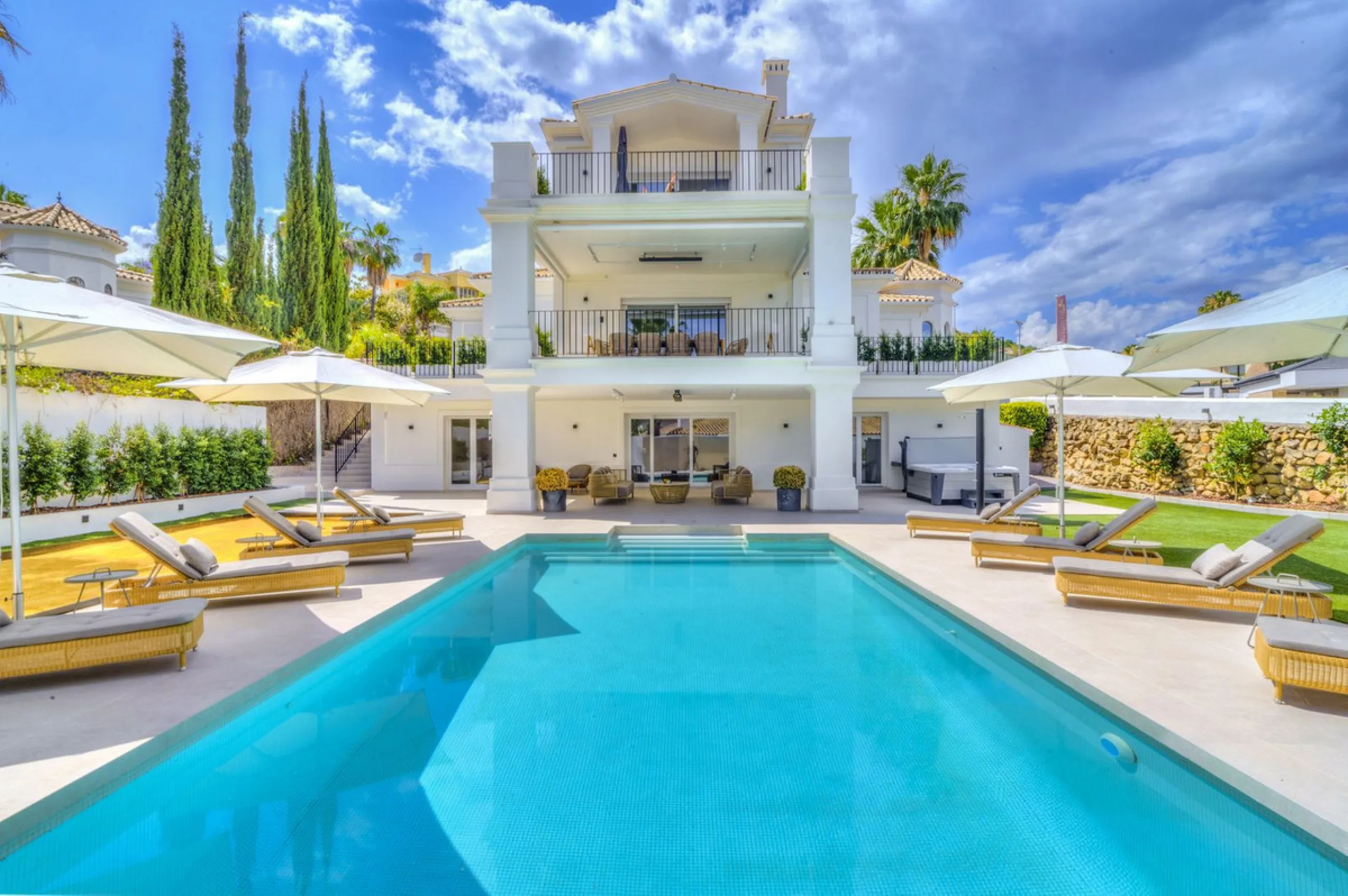 Settled in a small gated community, with views over the golf, this property surely is a gem.