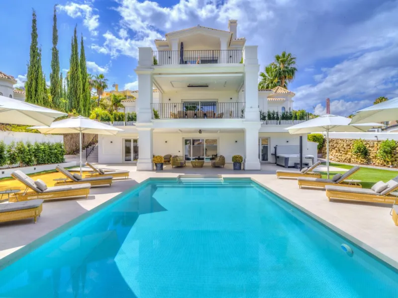 Settled in a small gated community, with views over the golf, this property surely is a gem.