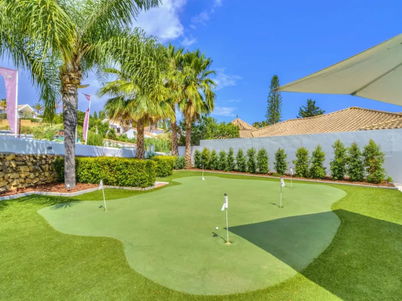 Settled in a small gated community, with views over the golf, this property surely is a gem.