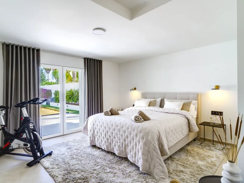 Settled in a small gated community, with views over the golf, this property surely is a gem.