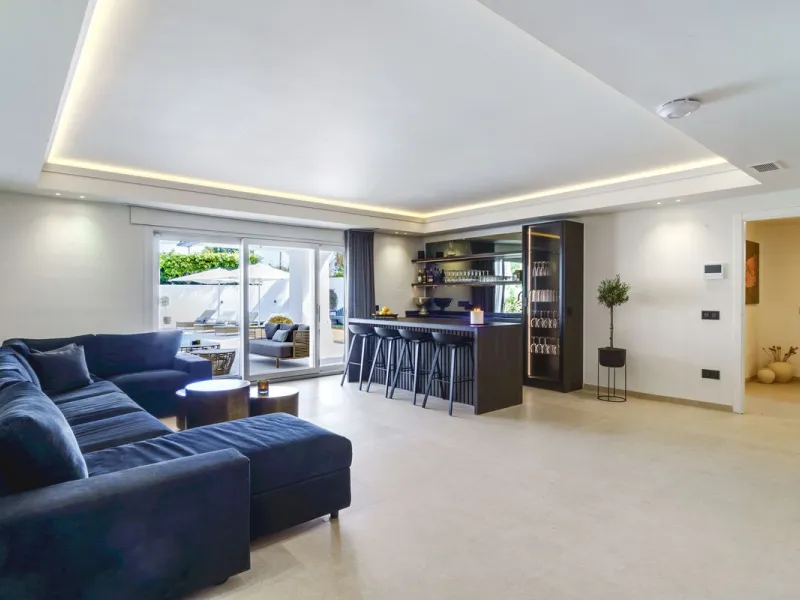 Settled in a small gated community, with views over the golf, this property surely is a gem.
